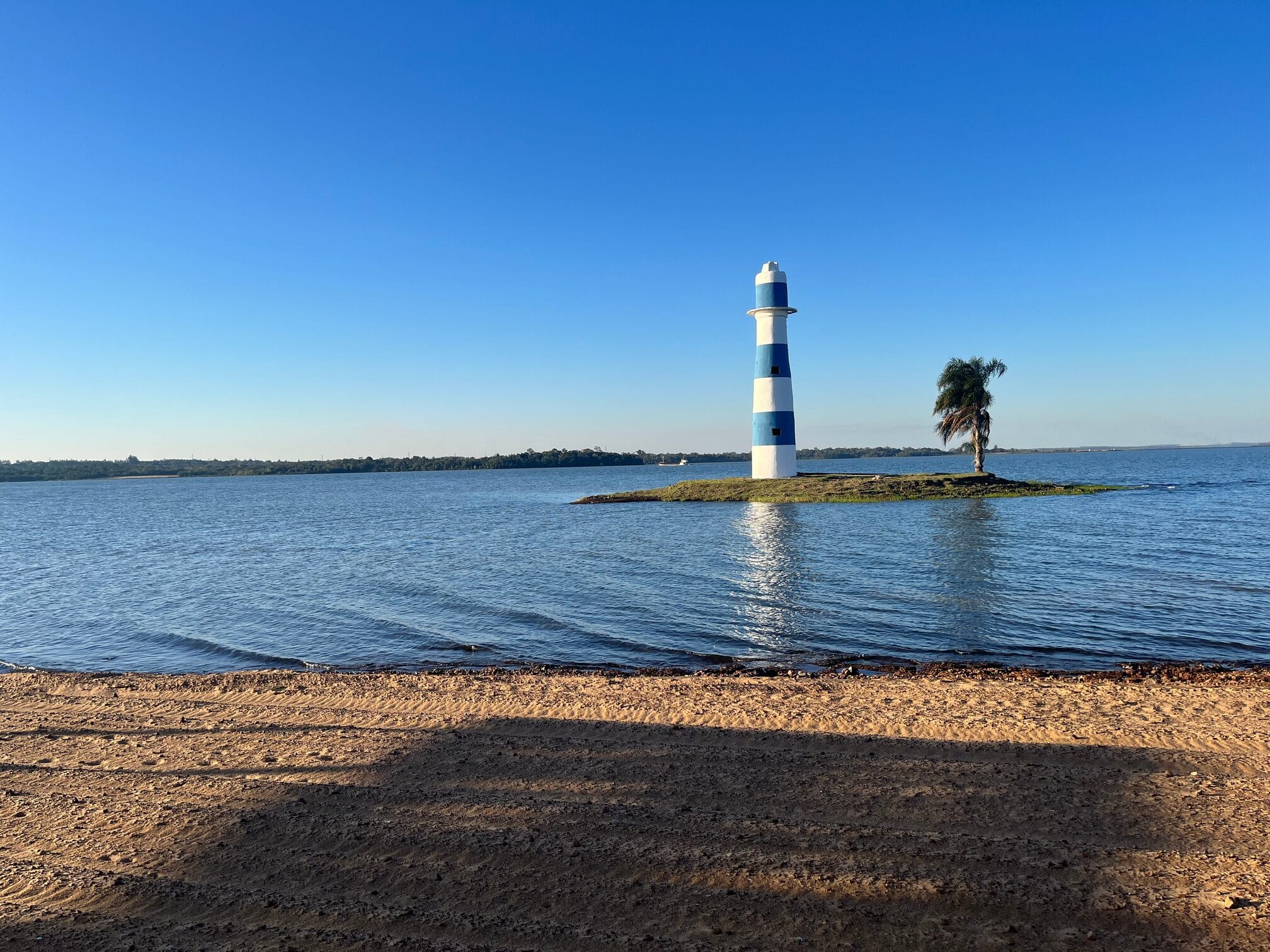Isla natural con faro de Paraqvaria vista desde la playa
