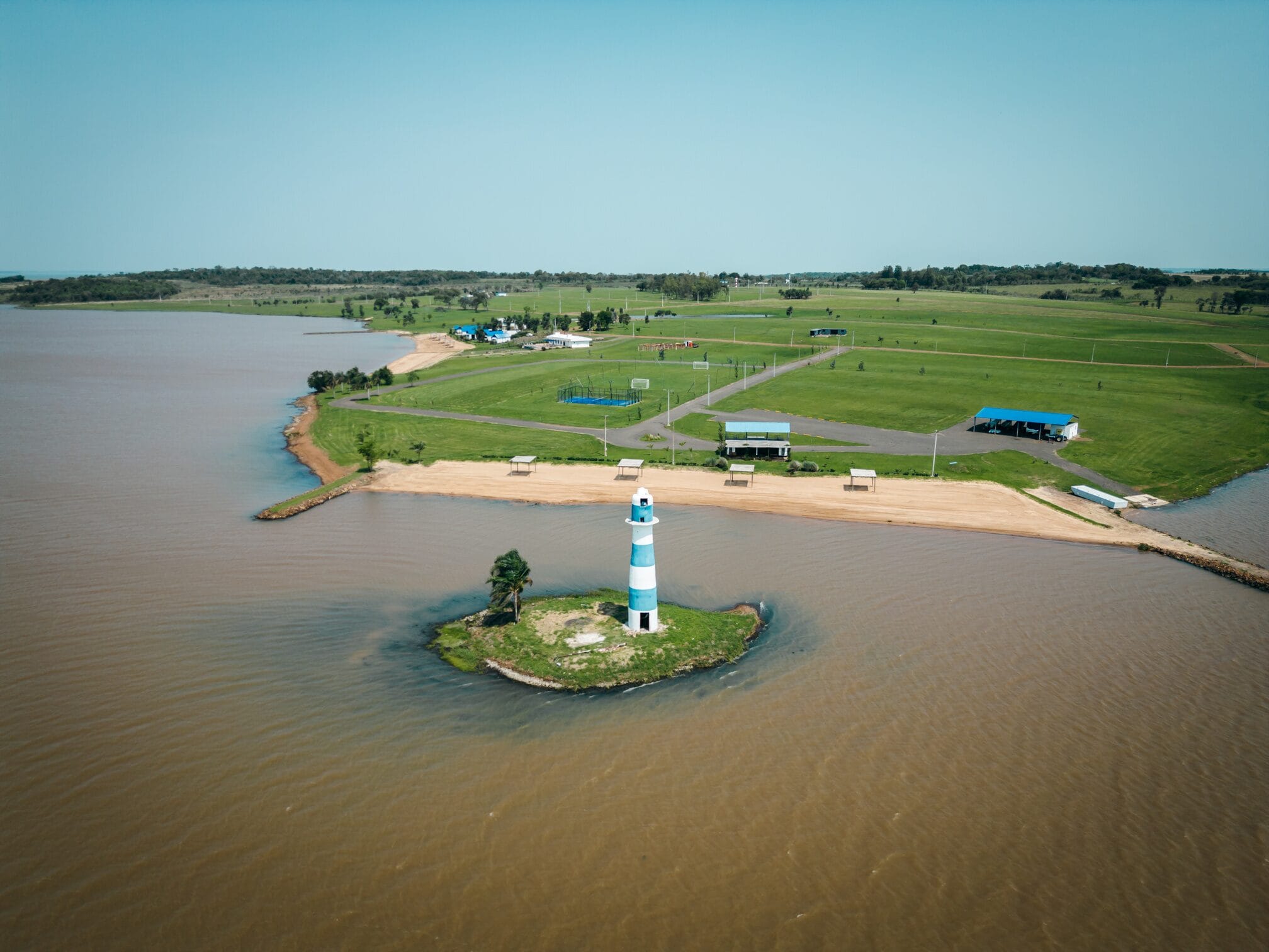Vista aérea de la isla con faro y la playa de Paraqvaria